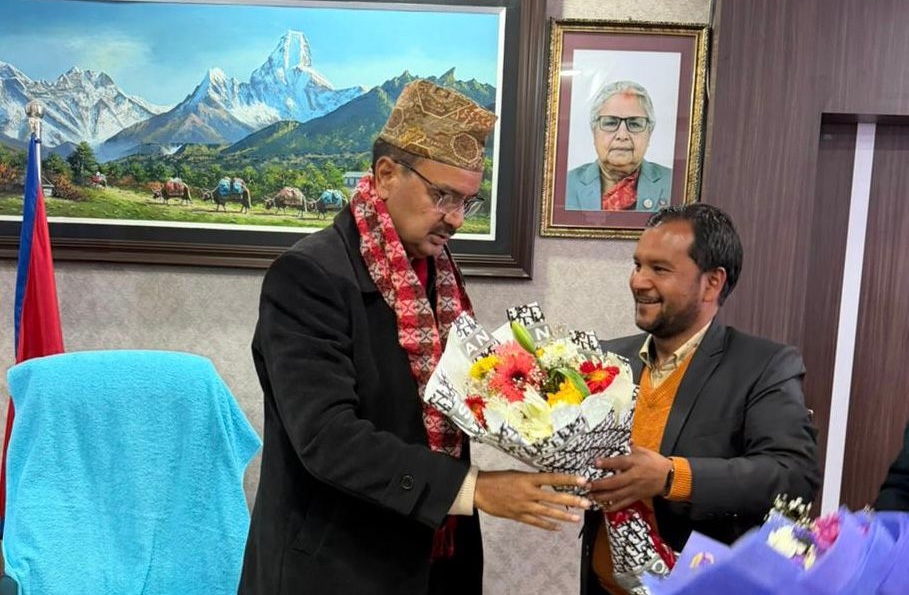 प्रगतिशील मञ्चद्वारा श्रममन्त्रीसमक्ष बधाईसँगै मागपत्र पेस