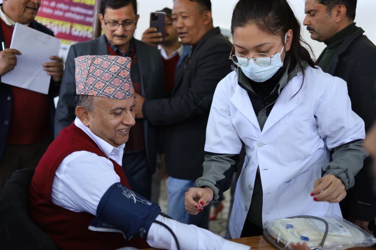 महाधिवेशनको मुखैमा एमाले नेता–कार्यकर्ताद्वारा सकारात्मक सन्देश दिन रक्तदान 