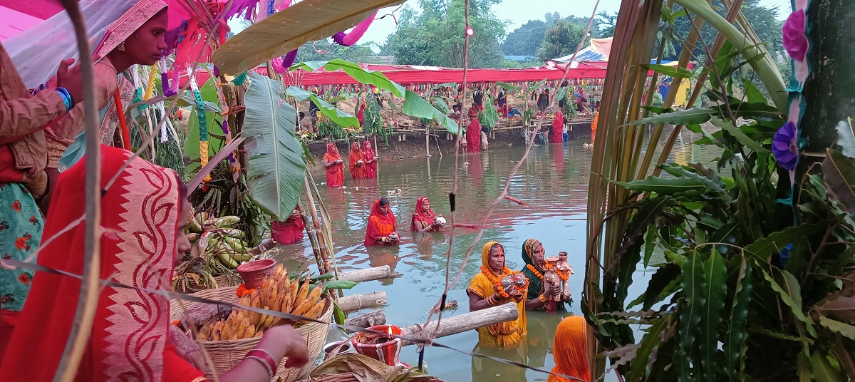 सिरहाको जयपुरमा छठ पर्व : उदाउँदो सूर्यलाई अर्घ्य अर्पण गर्दै समापन