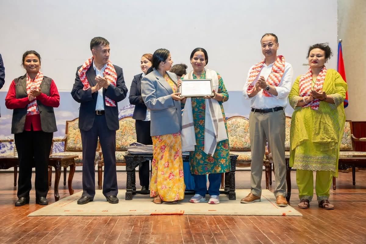 उत्कृष्ट विद्यार्थी, शिक्षक र विद्यालयलाई काठमाडौं महानगरको नगदसहित सम्मान