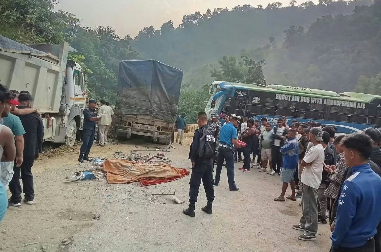 कपिलवस्तुमा बस र ट्रक ठोक्किँदा चालकको मृत्यु, ११ घाइते