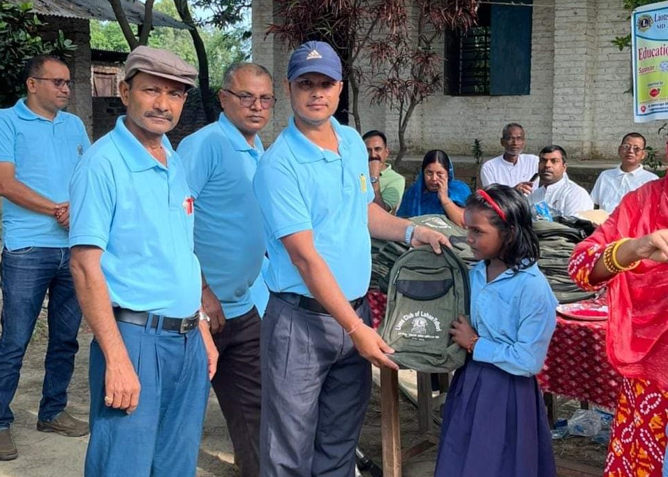 सिरहा सखुवानन्कारकट्टीका  विद्यार्थीलाई शैक्षिक सामग्री प्रदान