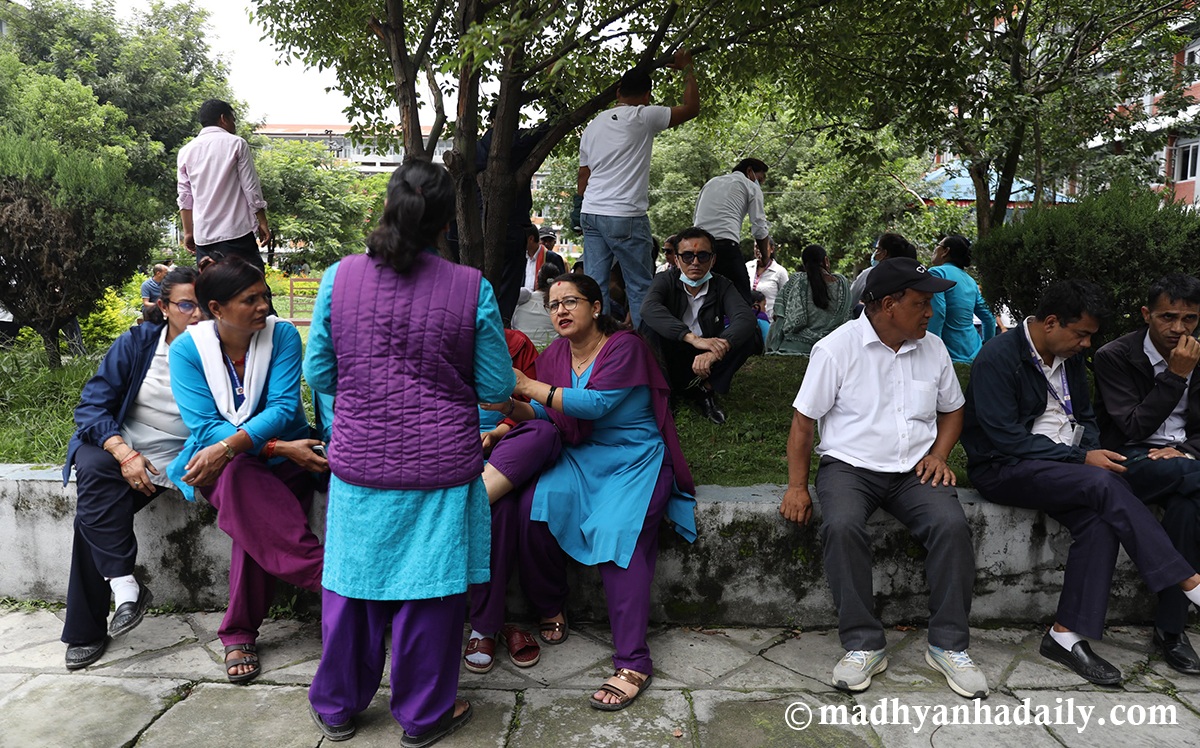आज पनि करार कर्मचारीको सिंहदरबारमा धर्ना (तस्बिरहरू)