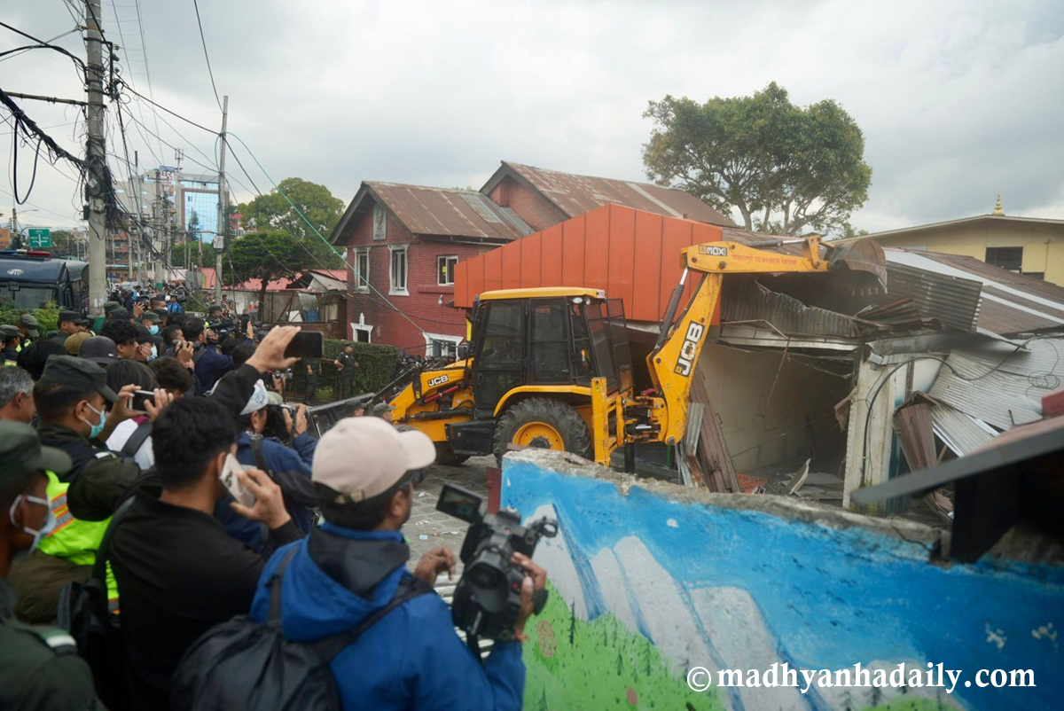 थापाथलीस्थित ट्राफिक प्रहरी प्रभागमा काठमाडौं महानगरले चलायो डोजर (तस्बिरहरू)