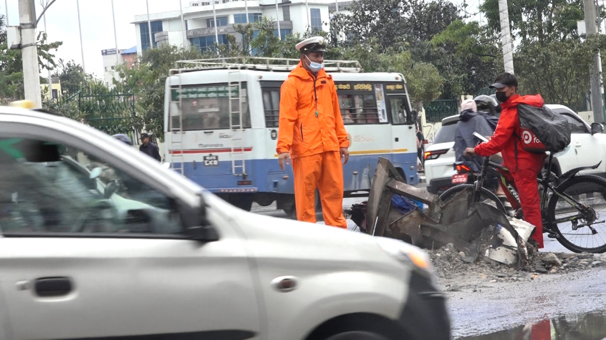 सडकमा सक्रिय हुँदै ट्राफिक प्रहरी