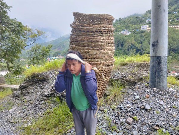 डोको, थुन्से र ढाकर बेचेर पाँच सदस्यीय परिवारको भरणपोषण