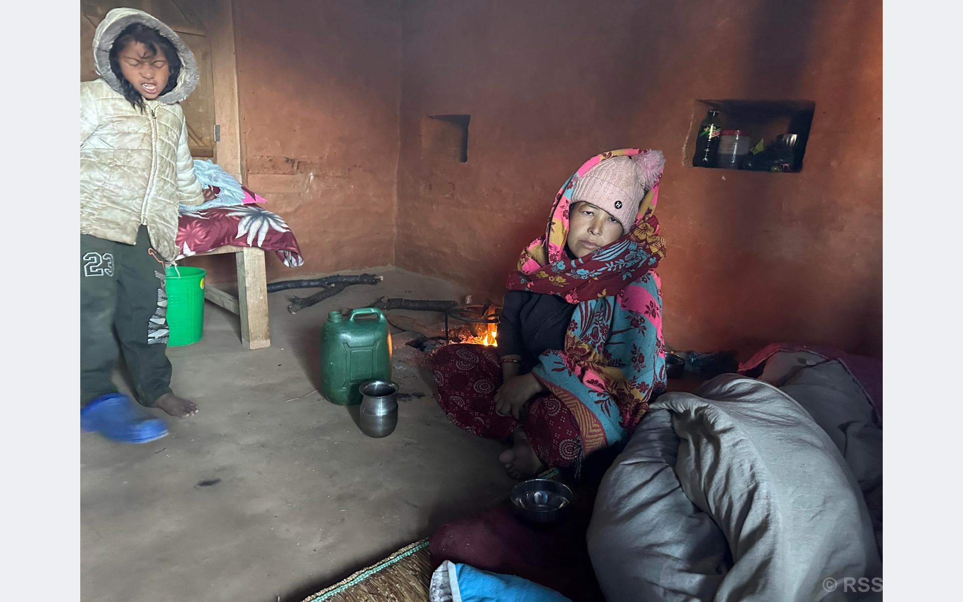 ‘बर्थिङ सेन्टर’ टाढा छ, गर्भवतीलाई स्ट्रेचरमा लैजान बोक्ने पुरुष पाइन्न