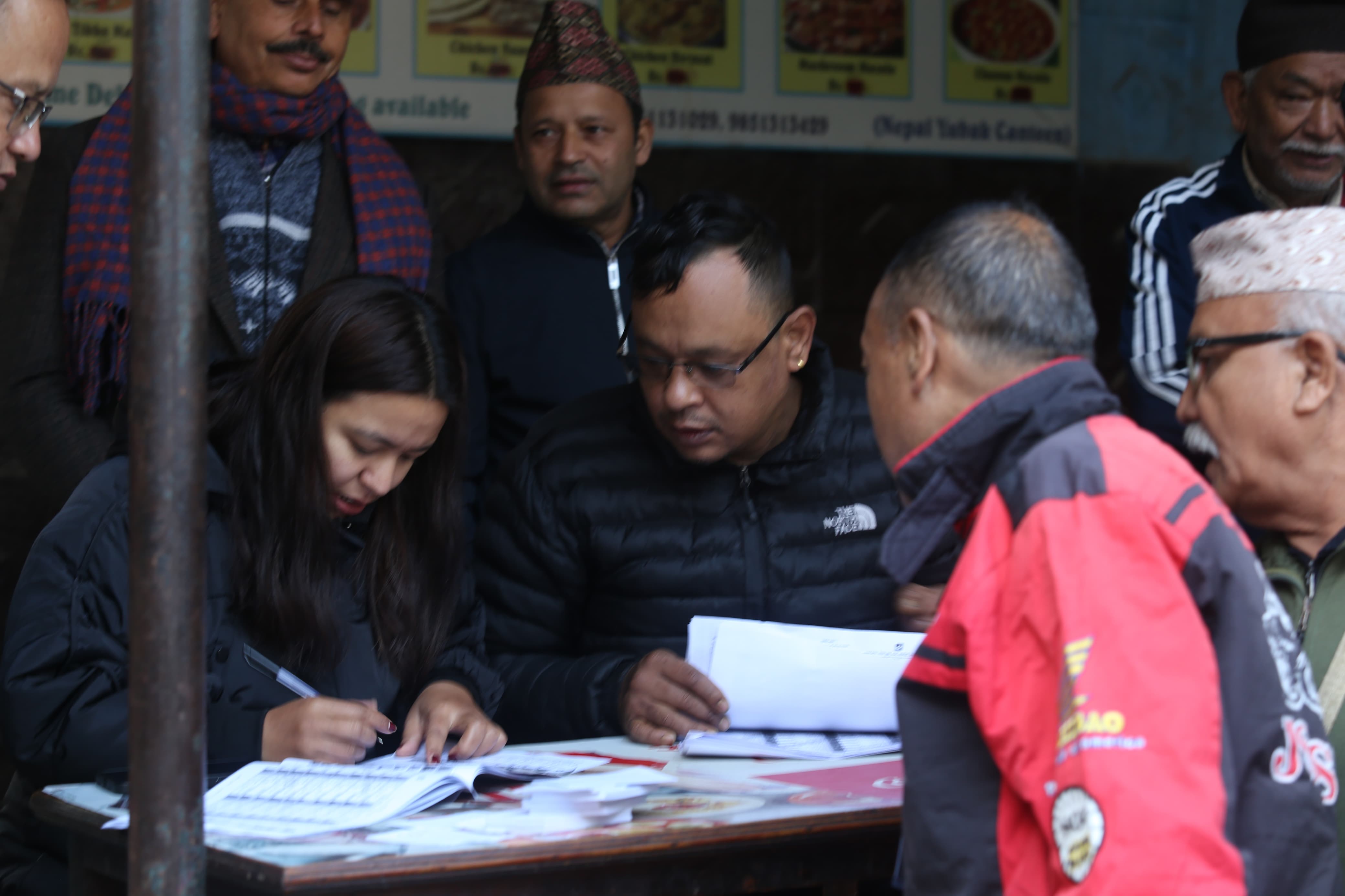 स्थानीय तह उपनिर्वाचनका लागि शान्तिपूर्ण मतदान हुँदै (तस्बिरसहित )