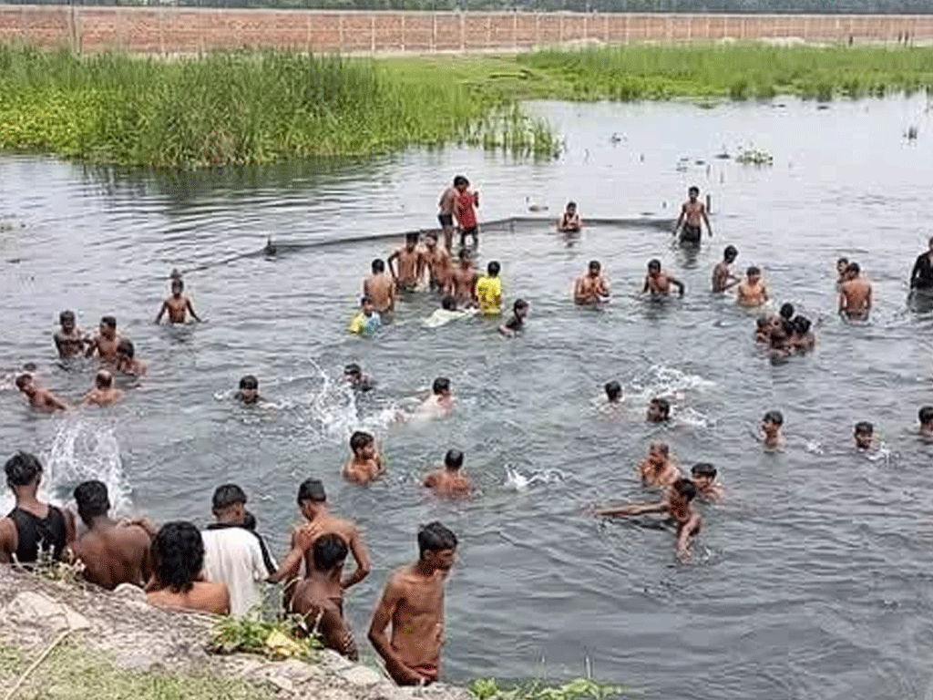 गर्मी छल्न कोशी कटान क्षेत्रमा नुहाउनेको भीड