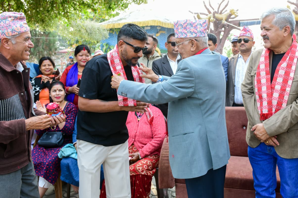 एमाले प्रवेश गर्दै खनालले भने- ‘देशमा वैदेशिक हस्तक्षेप बढ्यो, ओलीको राष्ट्रवादी अडानमा साथ दिन्छौं’