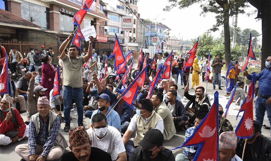 सडक प्रदर्शनमा उत्रिए दुर्गा प्रसाईंका समर्थक, रिहाइ गर्नुपर्ने माग 