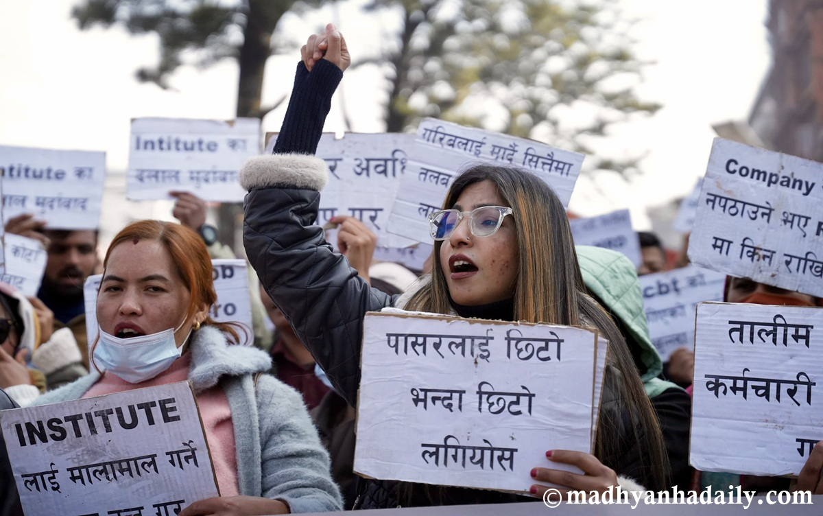 रोस्टरको अवधि बढाउन माग गर्दै इपिएस परीक्षा पास गरेकाहरूको प्रदर्शन (तस्बिरहरू‌)