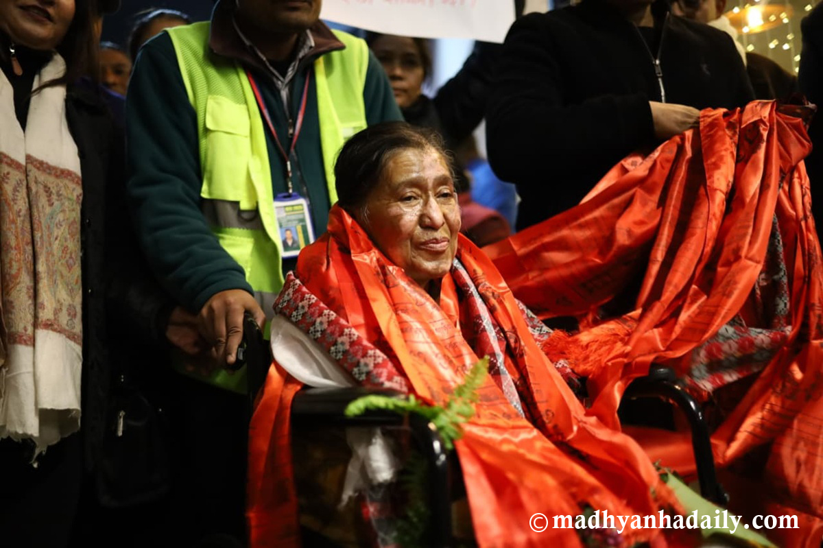 तीन महिनाको उपचारपछि स्वदेश फर्किइन् झलनाथ पत्नी रविलक्ष्मी (तस्बिरहरू)