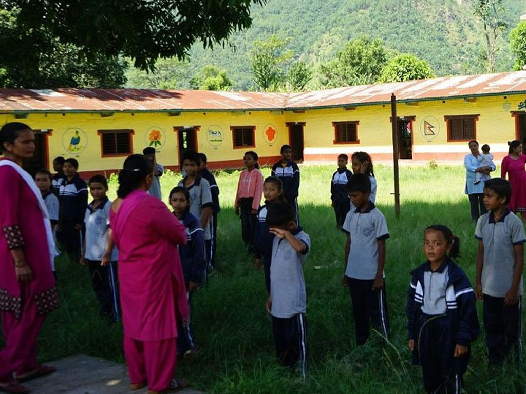 रित्ता कक्षाकोठा रुँगेर बस्दै गाउँका शिक्षकहरू