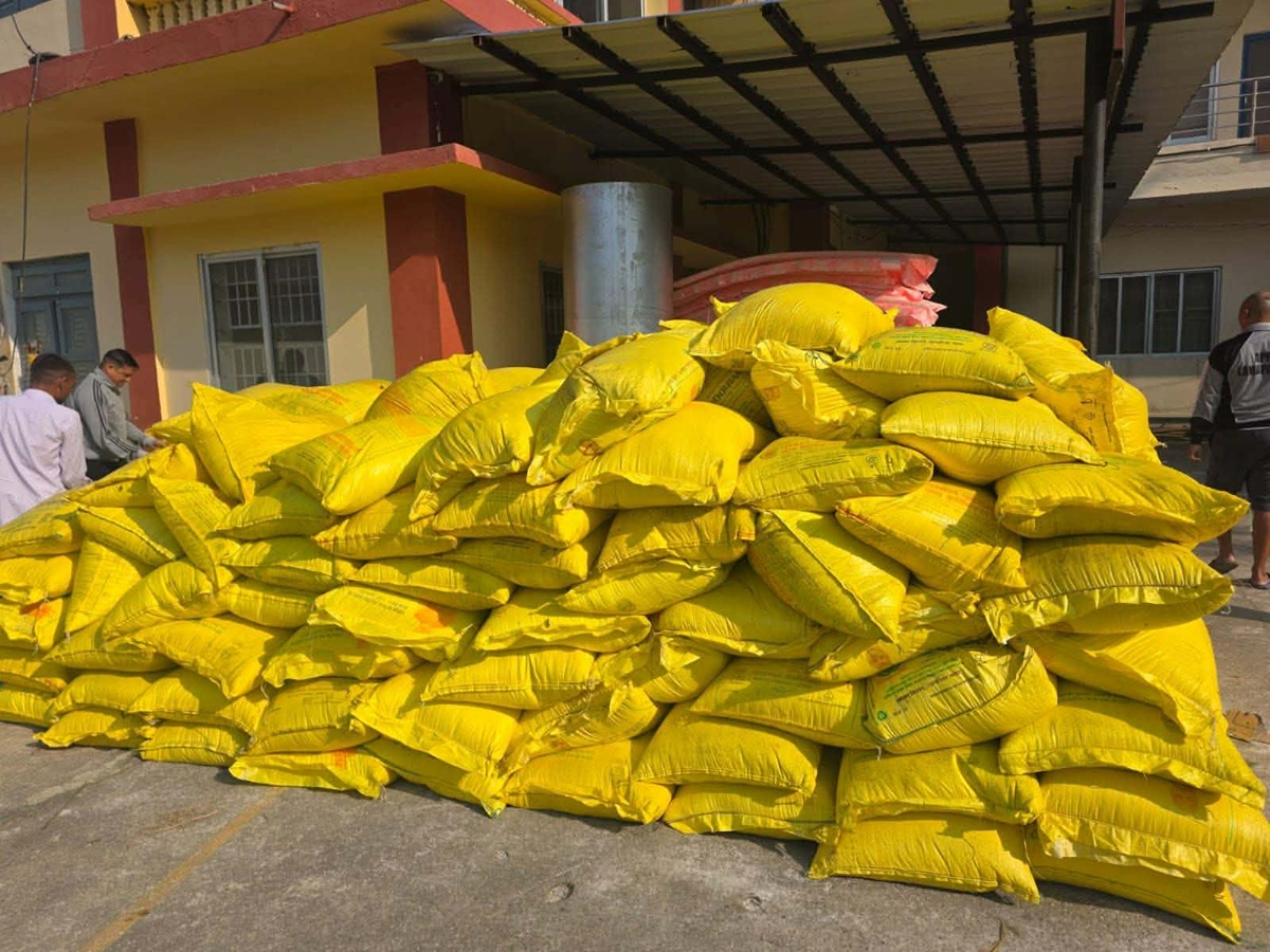 २ सय १८ बोरा युरिया मल बरामद