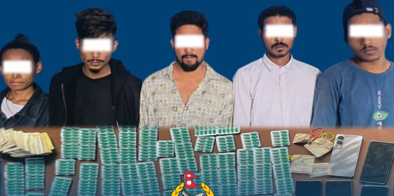 सार्वजनिक बसबाट साढे ३२ किलो लागु औषधसहित पाँच भारतीय नागरिक पक्राउ