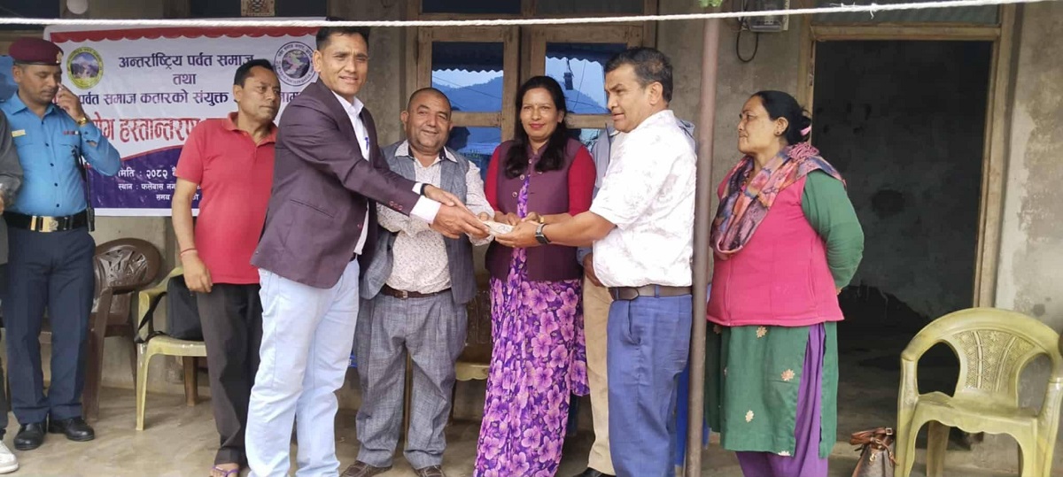 कतारमा मृत्यु भएका परियारको परिवारलाई आर्थिक सहयोग हस्तान्तरण