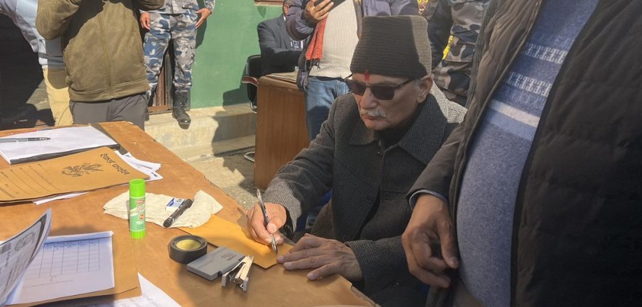 गोरखा-२ बाट बाबुरामको उम्मेदवारी दर्ता