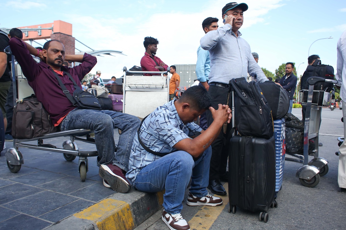 त्रिभुवन विमानस्थलमा काेलाहल
