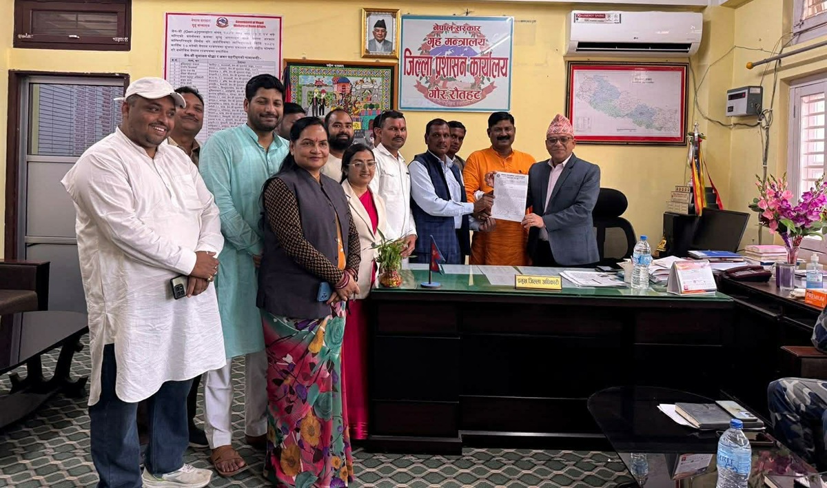 ओली-लेखक पक्राउविरुद्ध एमाले रौतहटले जिल्ला प्रशासनमार्फत सरकारलाई बुझायो विरोध पत्र