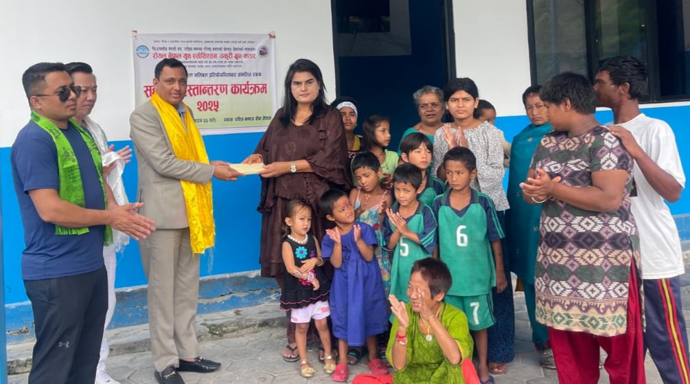 रोयल नेपाल युथ एसोसिएसन कतारद्वारा पवित्र समाजलाई आर्थिक सहयोग
