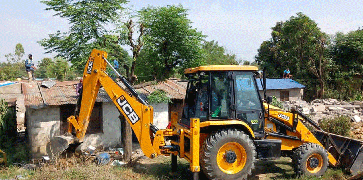 कोहलपुरमा सार्वजनिक जग्गा खाली गराउन डोजर परिचालन