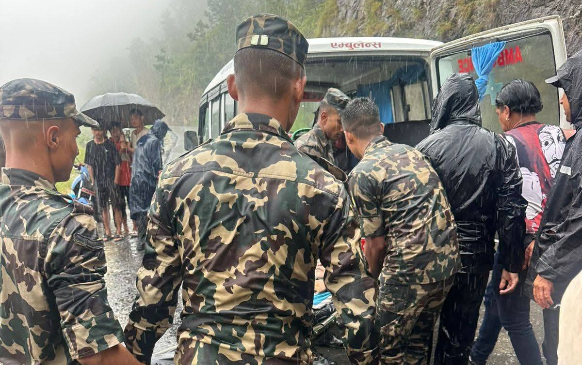 कात्तिके डाँडाबाट बोलेरो खस्दा ६ जनाको मृत्यु, ६ घाइतेको उद्दार 