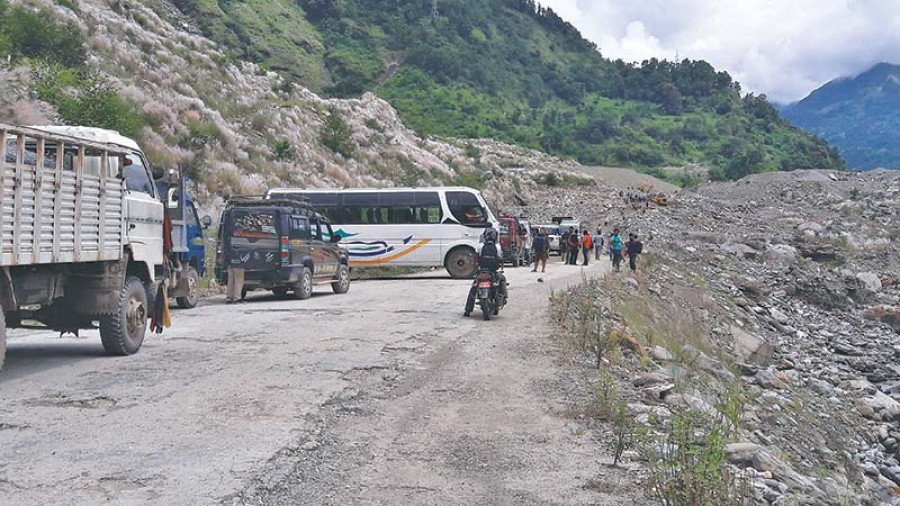 सुक्खा पहिरोले अरनिको राजमार्ग अवरुद्ध