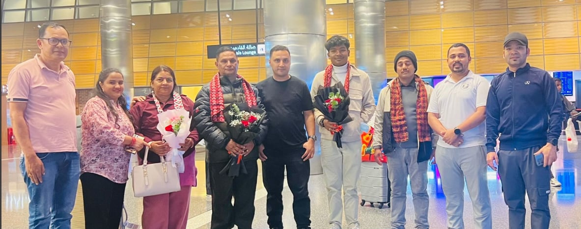 पर्वत समाज कतारको वार्षिकोत्सवमा शर्मा र सुनारले प्रस्तुति दिँदै