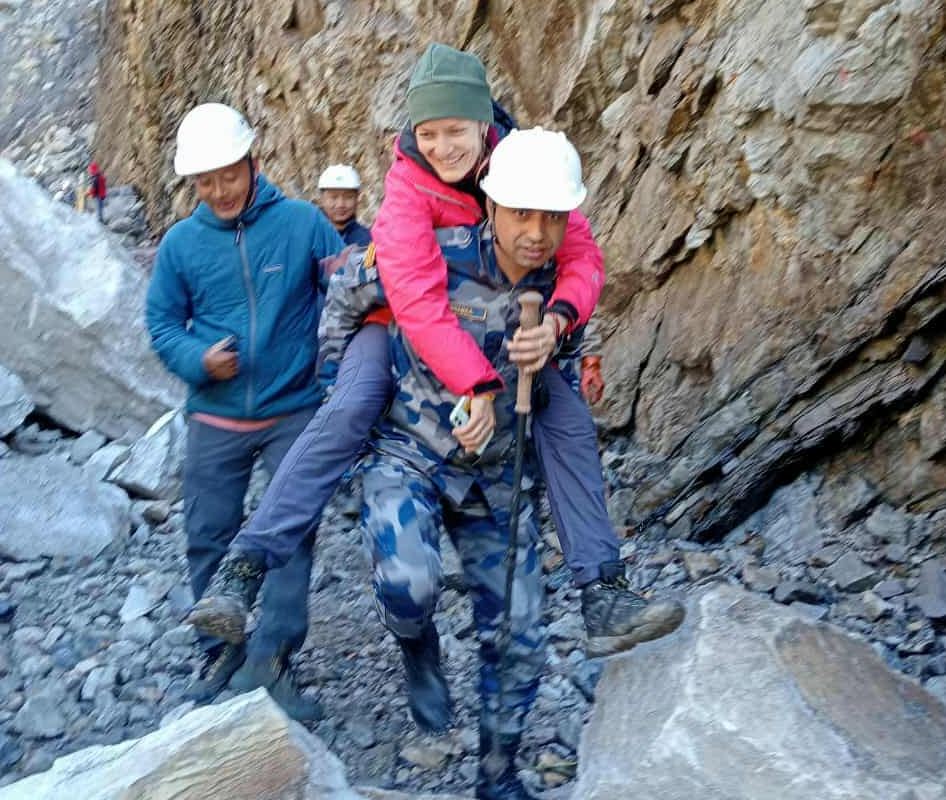 दोलखामा अलपत्र चार पर्यटकको उद्धार
