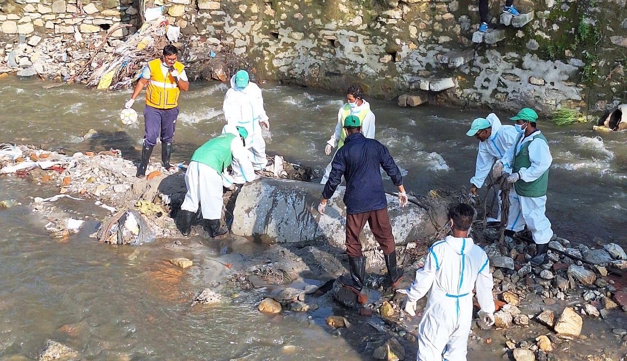 खोलामा फोहोर फाले टोखा नगरपालिकाले कारबाही गर्ने