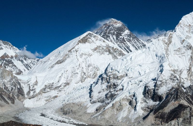 हिउँको ढिस्कोले रोक्यो सगरमाथा आरोहण, ४१० आरोही बेसक्याम्पमै रोकिए