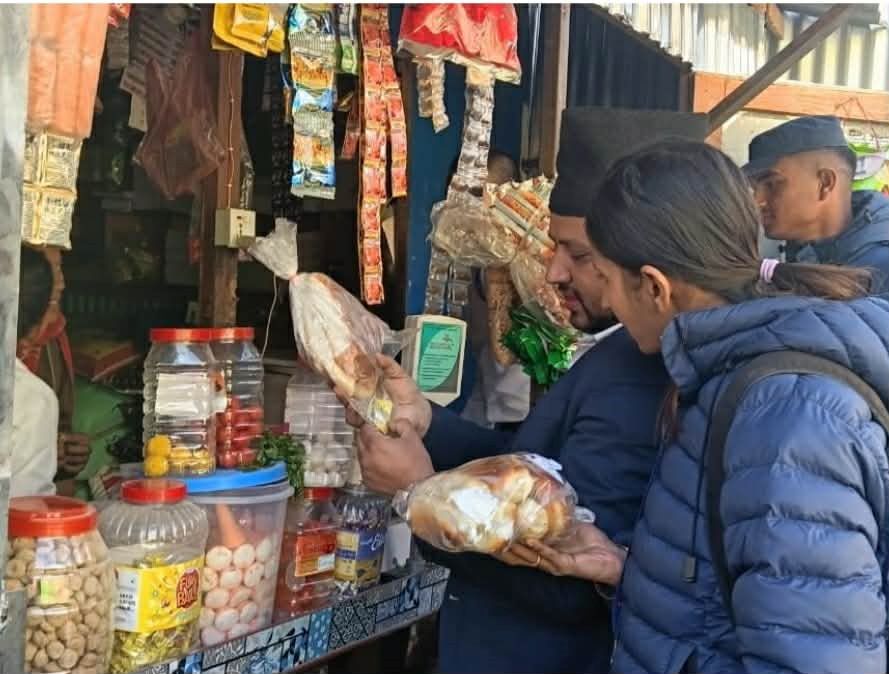 मुसिकोटमा बजार अनुगमन, म्याद गुज्रिएका खाद्य सामग्री बरामद