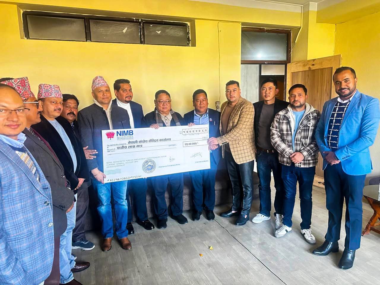 लोकतान्त्रिक एसोसिएसनद्वारा कांग्रेस कार्यालय पुनर्निर्माणका लागि २५ लाख हस्तान्तरण