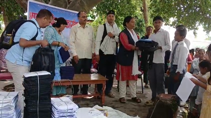 राजापुर र गेरुवाका ५२८ विद्यार्थीलाई छात्रवृत्ति सामग्री वितरण