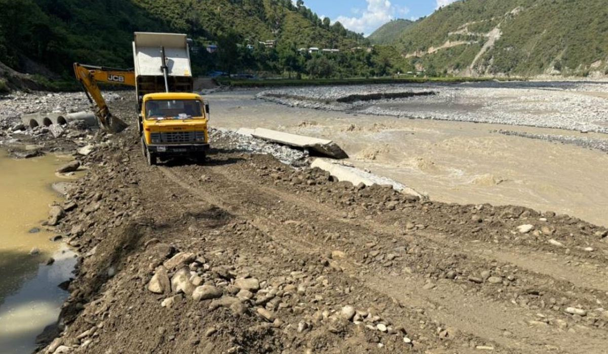 बिपी राजमार्गः ‘ट्र्याक’ खुलाएसँगै मर्मत थालियो