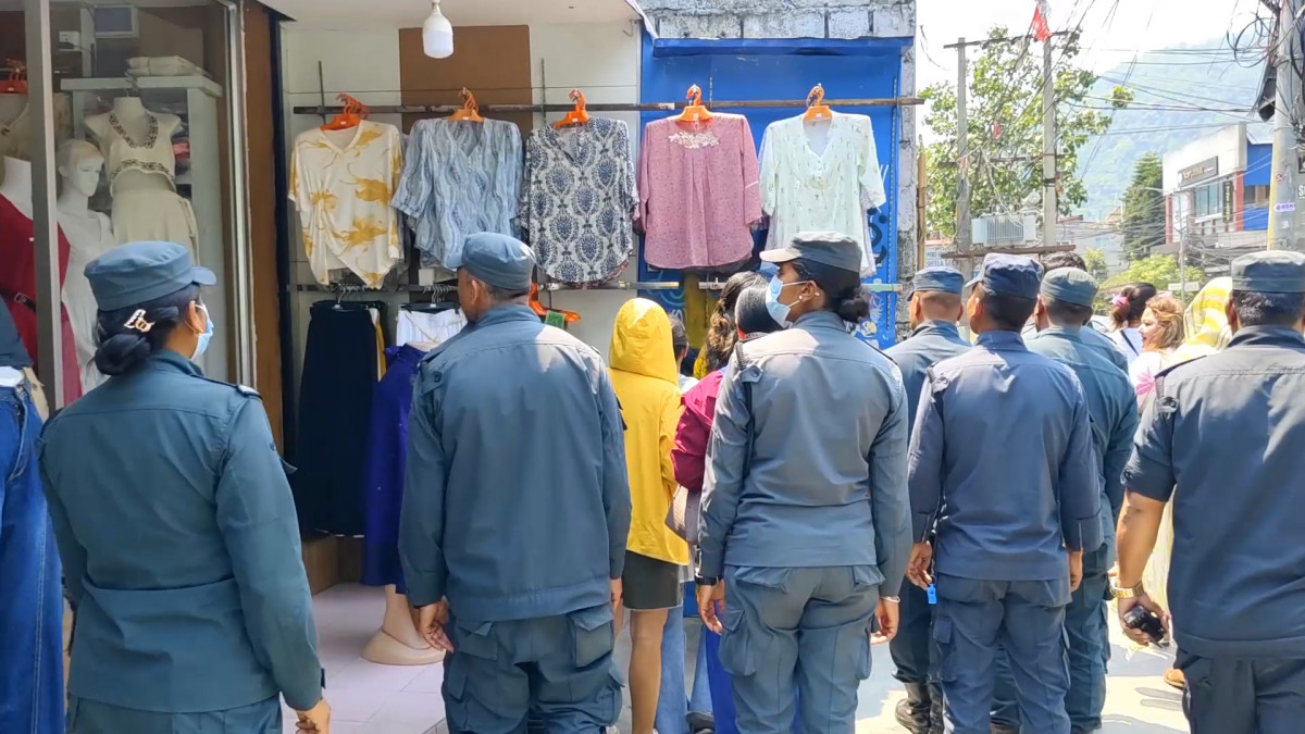 पोखरामा फुटपाथमा राखिएका सामग्री हटाइयो