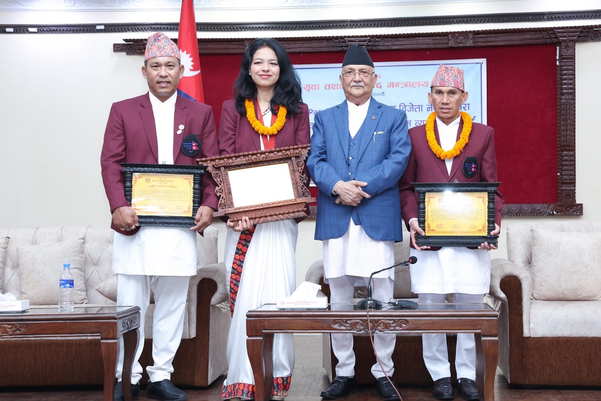 प्रधानमन्त्री ओलीद्वारा पलेशालाई ६५ लाख रुपैयाँ पुरस्कार हस्तान्तरण