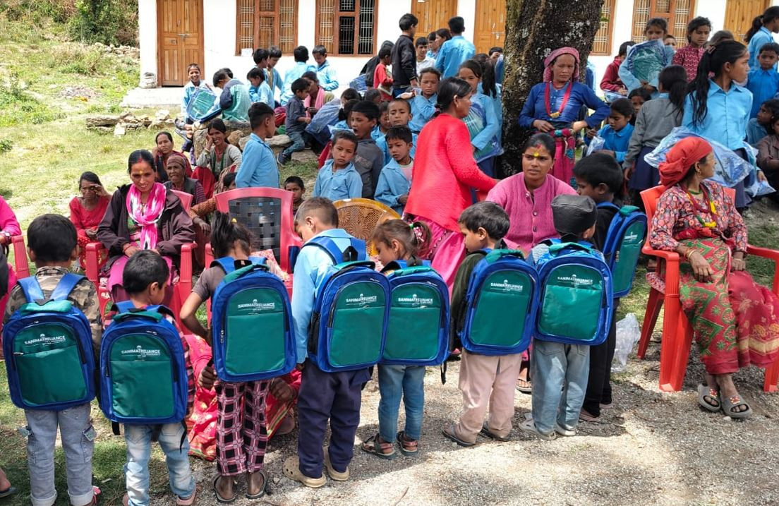 सानिमा रिलायन्सद्वारा विद्यार्थीहरूलाई झोला वितरण