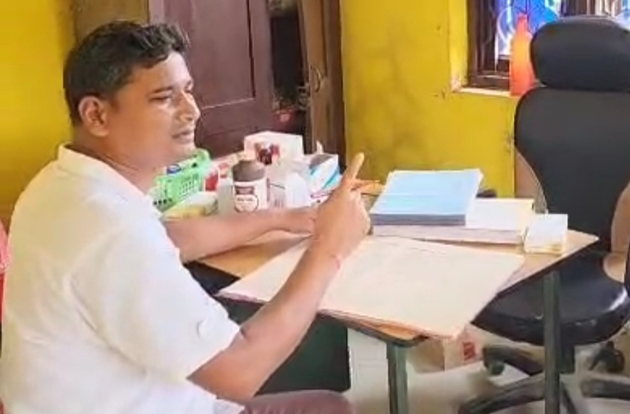 नियमित कार्यालय नआउने कर्मचारीको हाजिरीमा वडा अध्यक्षले लगाए रातो मसी