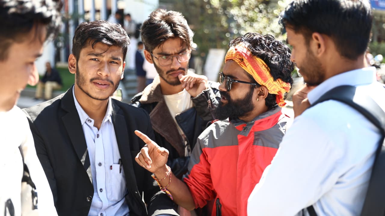 शीतल निवास अगाडि जेनजी युवाको नाराबाजी