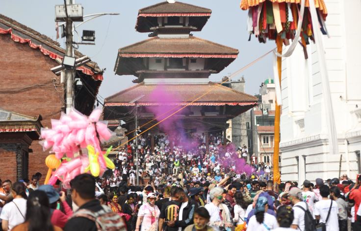 सभ्य बन्दै होली : अनुमति विना रङ दलिदिने र पानी खन्याइदिने  दृश्य बिरलै