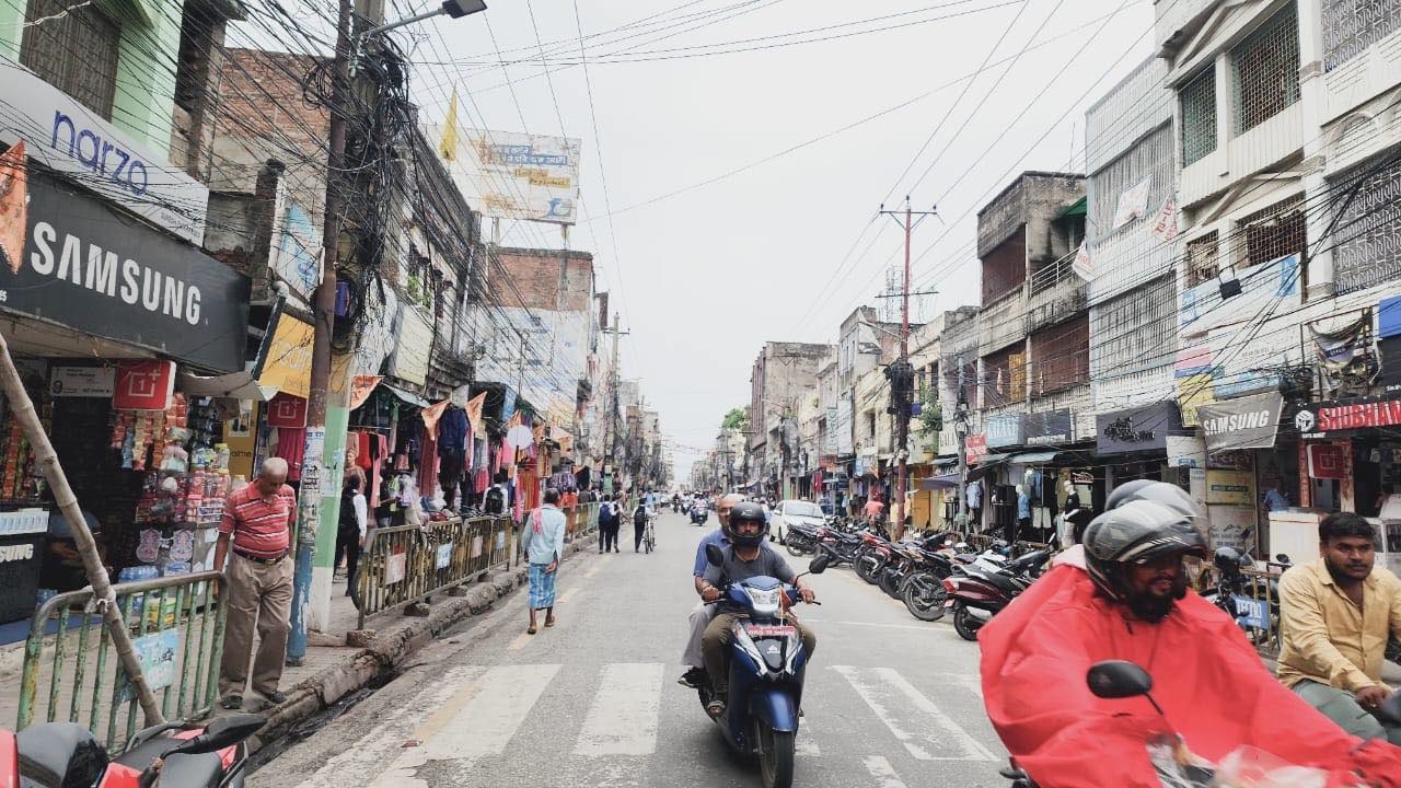 वीरगञ्जमा धमाधम पसल छाड्दै व्यवसायी