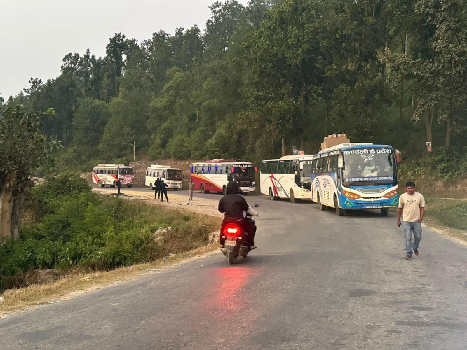 बढी यात्रु राख्ने बसहरू कारबाहीमा, १५ वटा बस सुब्बाकुनामा रोकिए