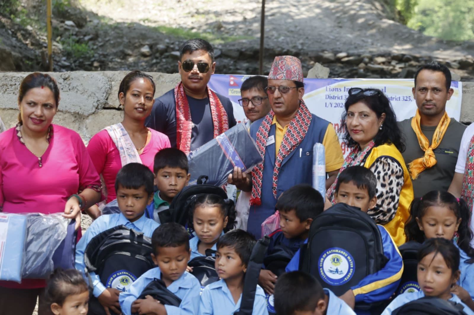लायन्स क्लबको सहयोगमा सिन्धुपाल्चोकका विद्यार्थीलाई शैक्षिक सामग्री