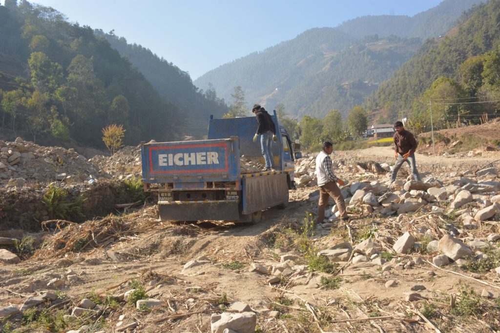 जुर्मुराउँदै बेथानचोकका किसान