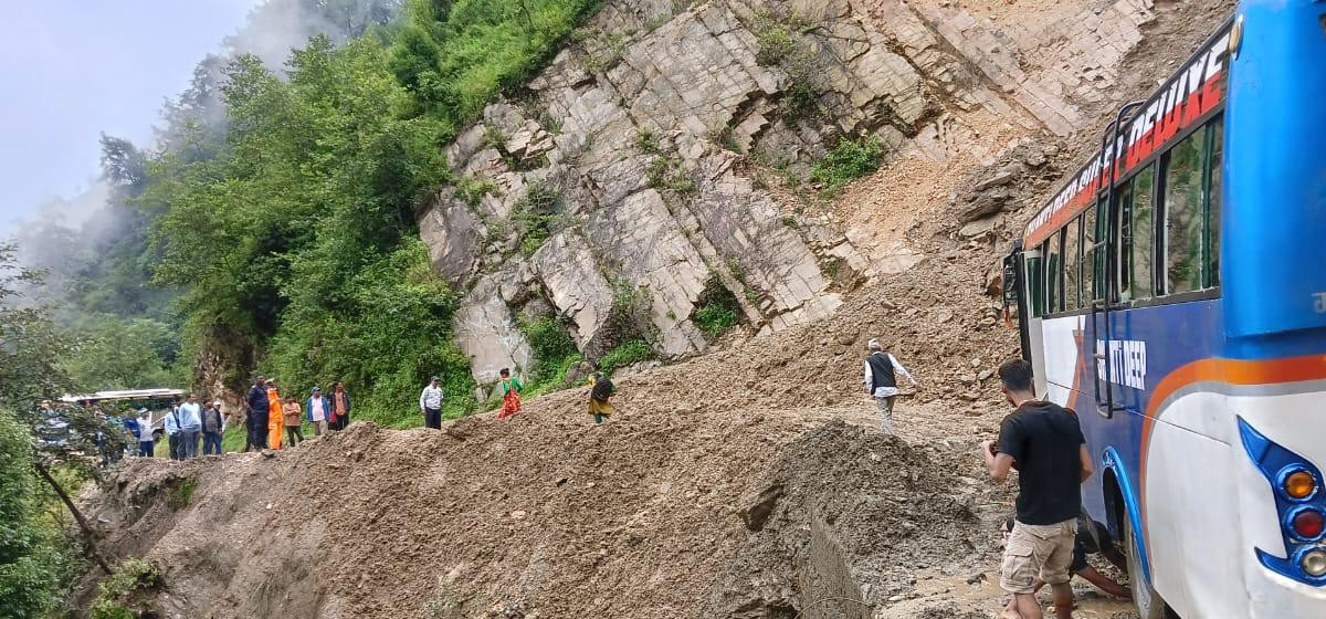 पहिरोले महकाली राजमार्ग अवरुद्ध