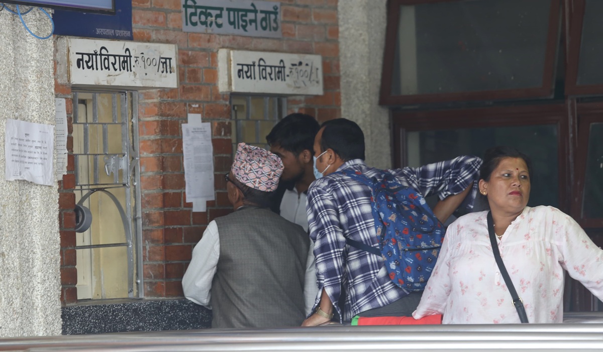 चिकित्सक संघको आन्दोलनले अस्पतालमा आकस्मिकबाहेकका सेवा बन्द, बिरामीलाई सास्ती (तस्बिरहरू)