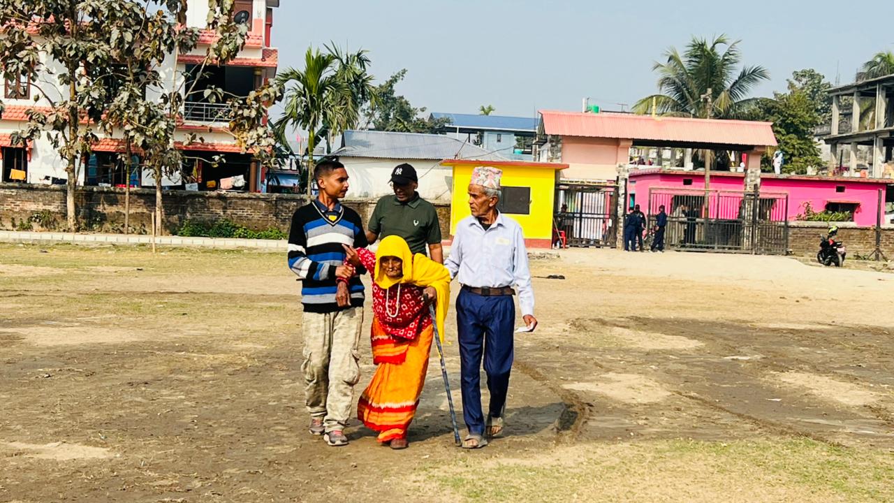 मेचीनगरमा १०४ वर्षीया बृद्धाद्वारा मतदान