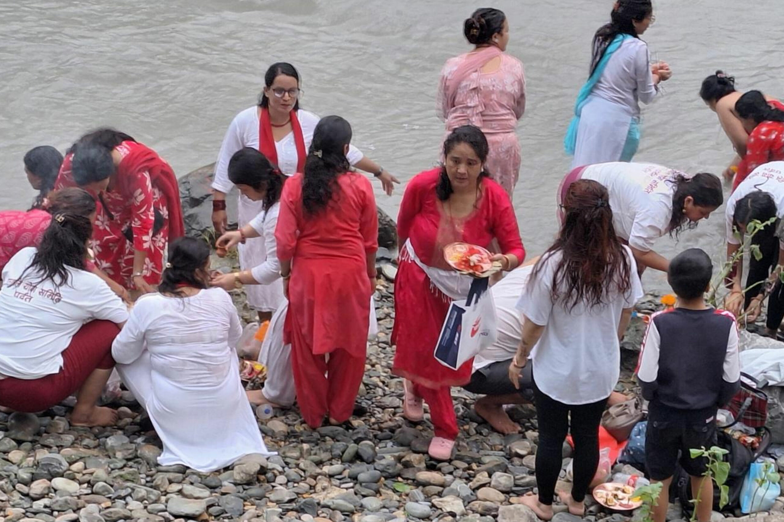 पवित्र कालीगण्डकी नदीमा स्नान गर्नेको घुइँचो